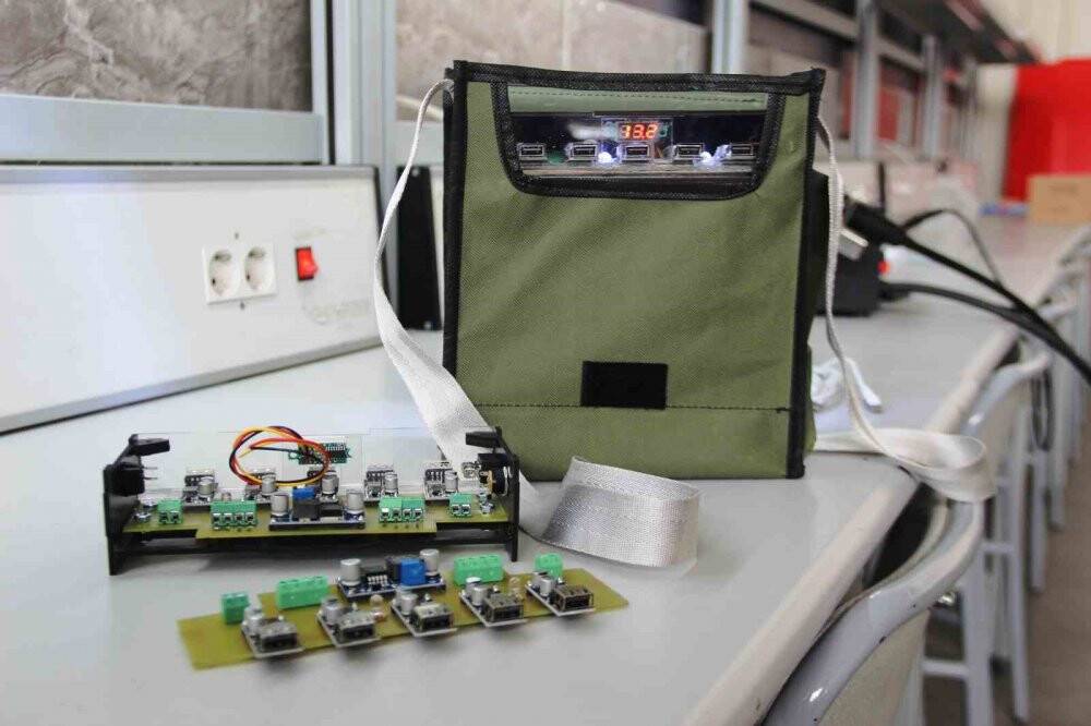 Konyalı öğretmen ve öğrenciler depremzedeler üşümesin diye üretiyor