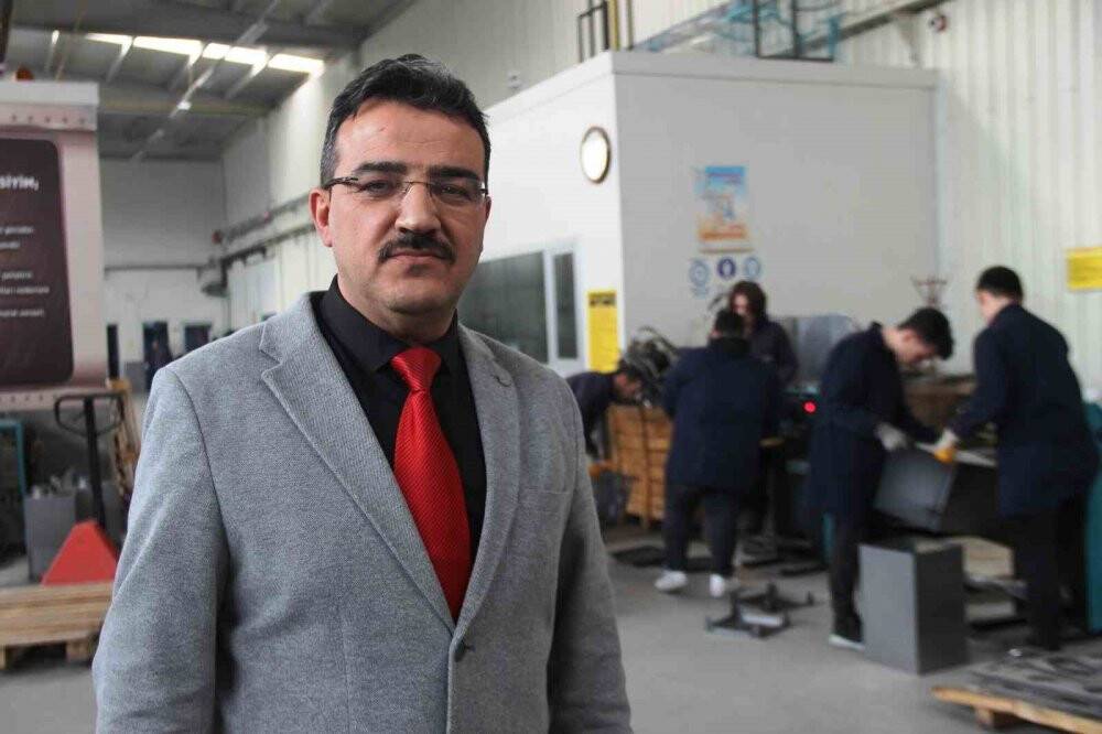 Konyalı öğretmen ve öğrenciler depremzedeler üşümesin diye üretiyor