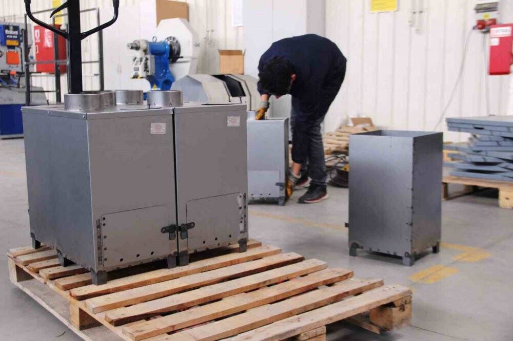 Konyalı öğretmen ve öğrenciler depremzedeler üşümesin diye üretiyor