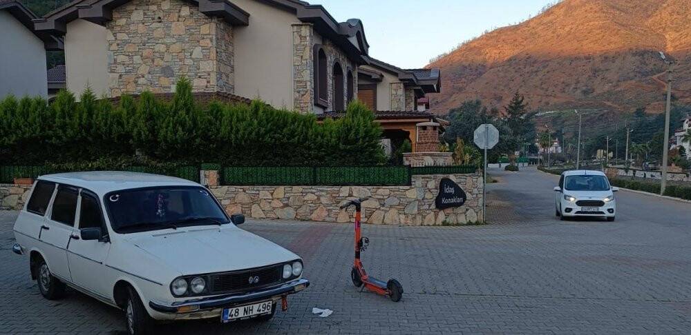 Otomobille elektrikli scooter çarpıştı