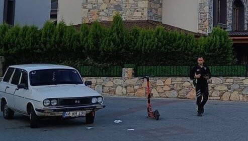 Otomobille elektrikli scooter çarpıştı