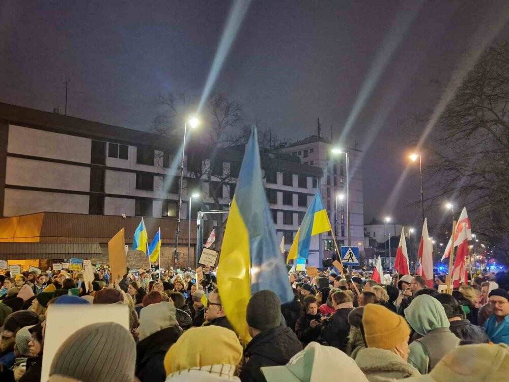 Polonya’da Rusya Büyükelçiliği önünde anma töreni