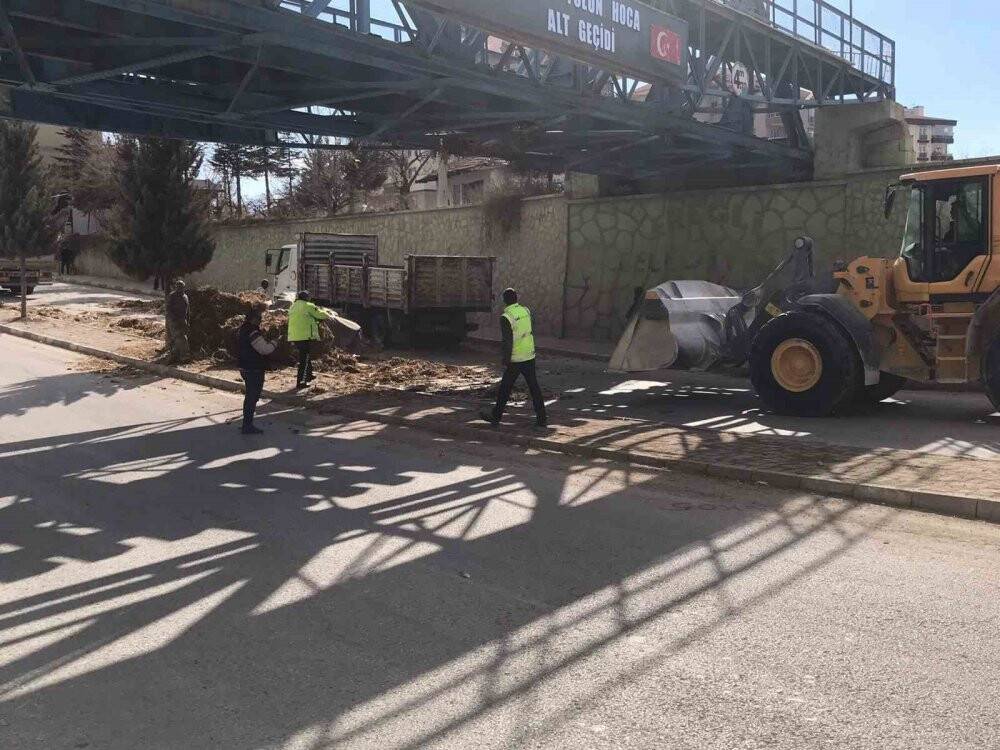 Saman balyası dökülünce trafik aksadı