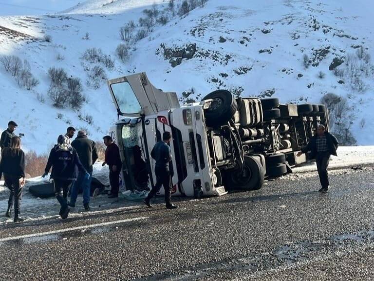 Lastiği patlayan TIR devrildi