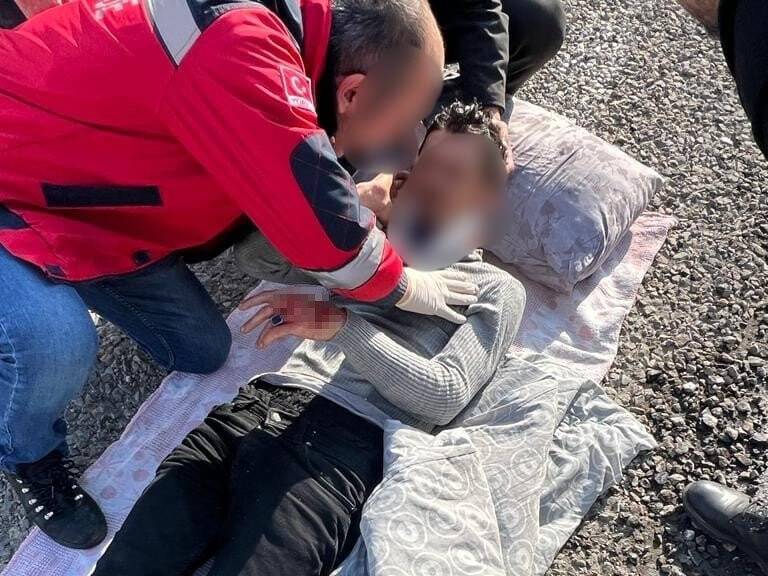 Lastiği patlayan TIR devrildi