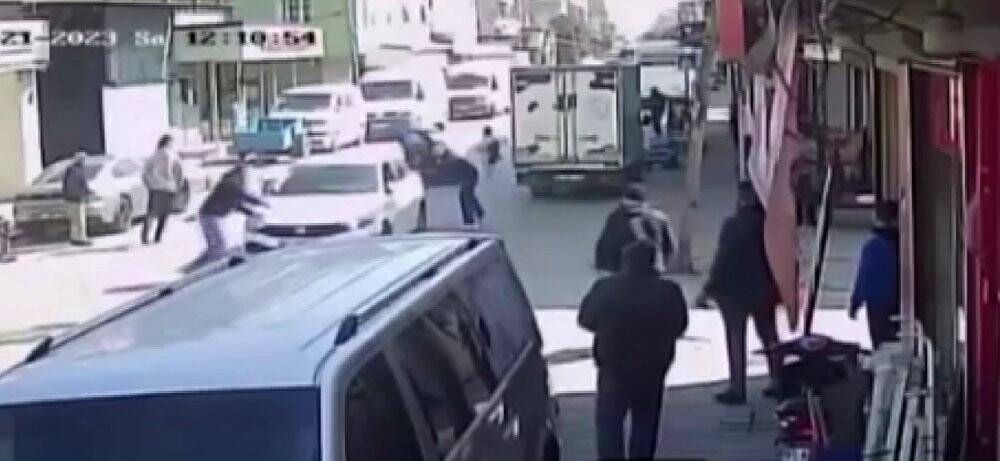 Motosiklete çarptı,  3 kişiyi yaralayıp kaçtı