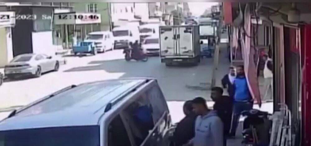 Motosiklete çarptı,  3 kişiyi yaralayıp kaçtı