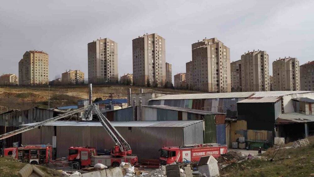 Tekstil fabrikası alev alev yandı