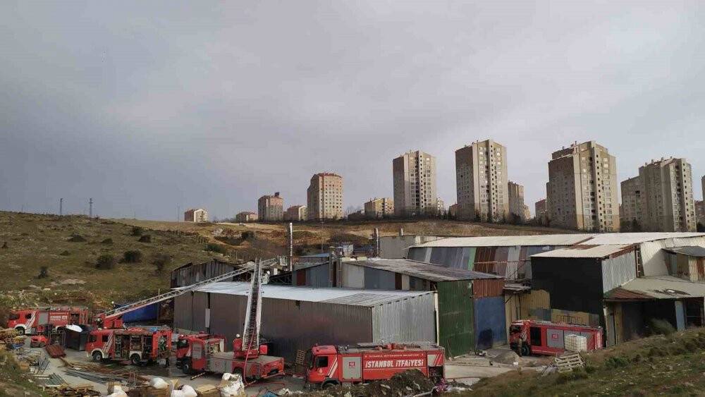 Tekstil fabrikası alev alev yandı