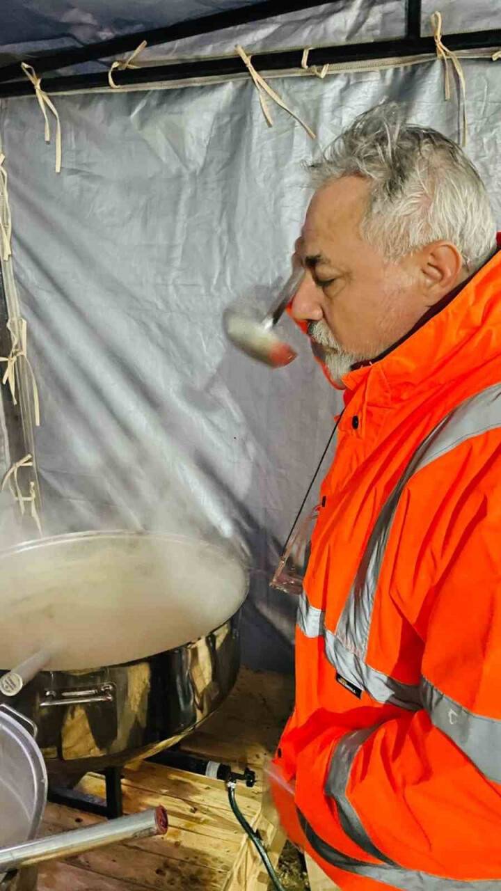 5 yıldızlı otellerin aşçılarından deprem bölgesine sıcak yemek