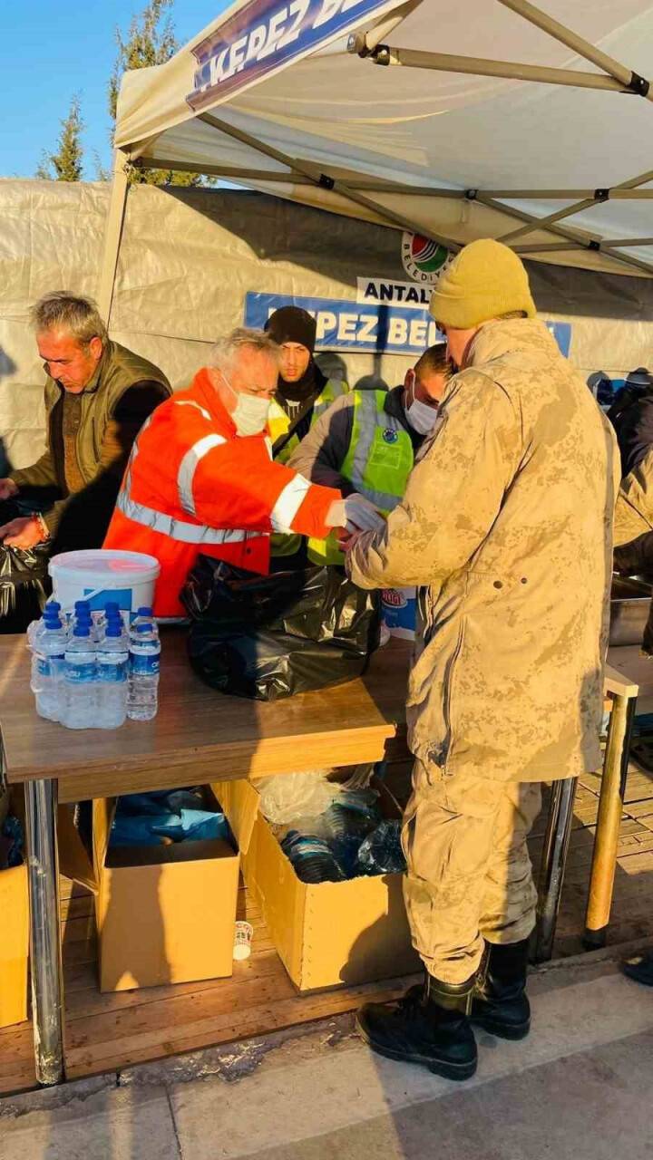 5 yıldızlı otellerin aşçılarından deprem bölgesine sıcak yemek