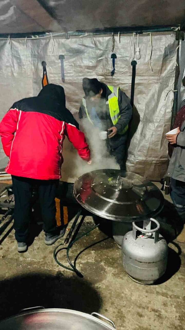 5 yıldızlı otellerin aşçılarından deprem bölgesine sıcak yemek