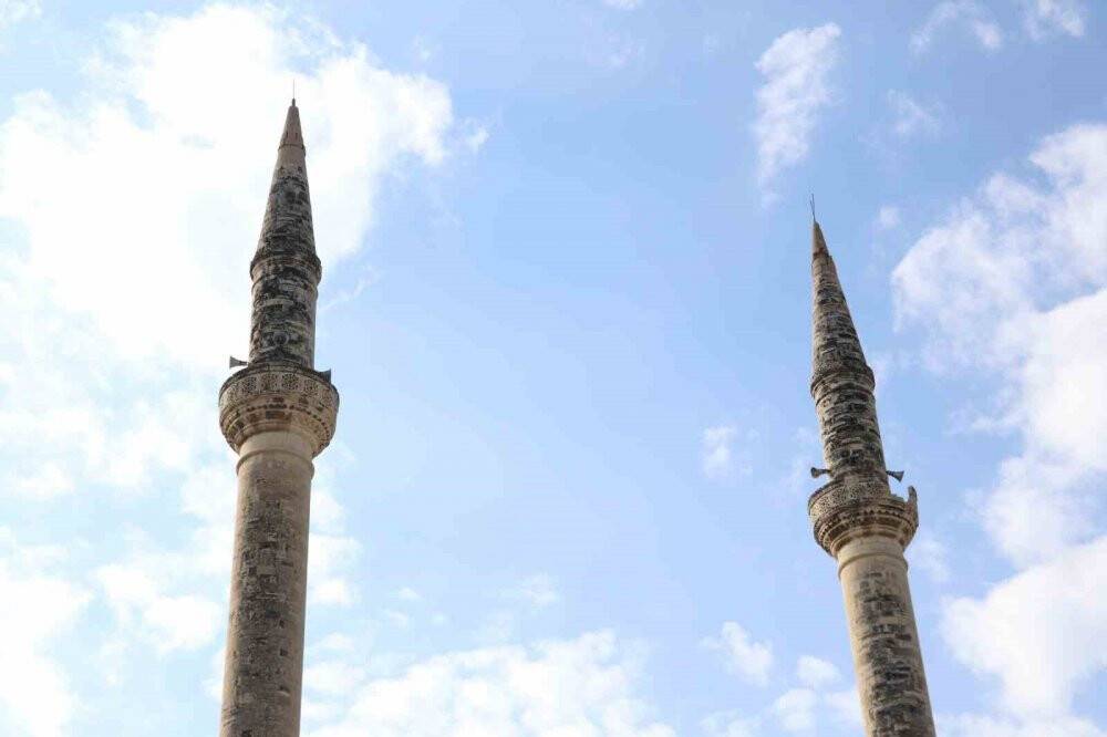 Adana’da yüzlerce cami minaresi ağır hasar aldı