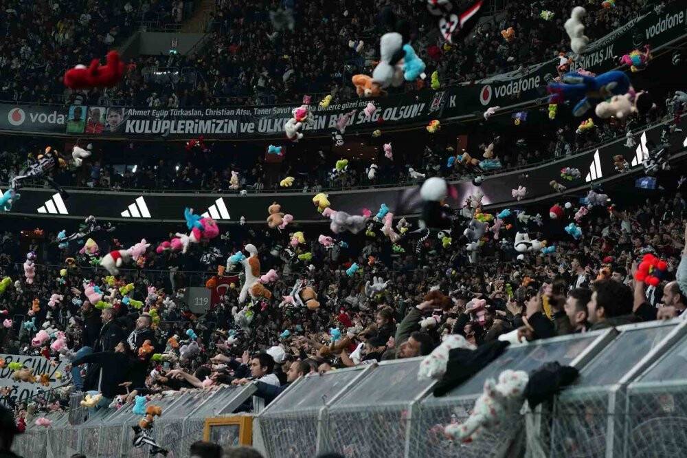 Beşiktaş tribünlerinde bir grubun istifa seslerine diğer taraftarlardan tepki