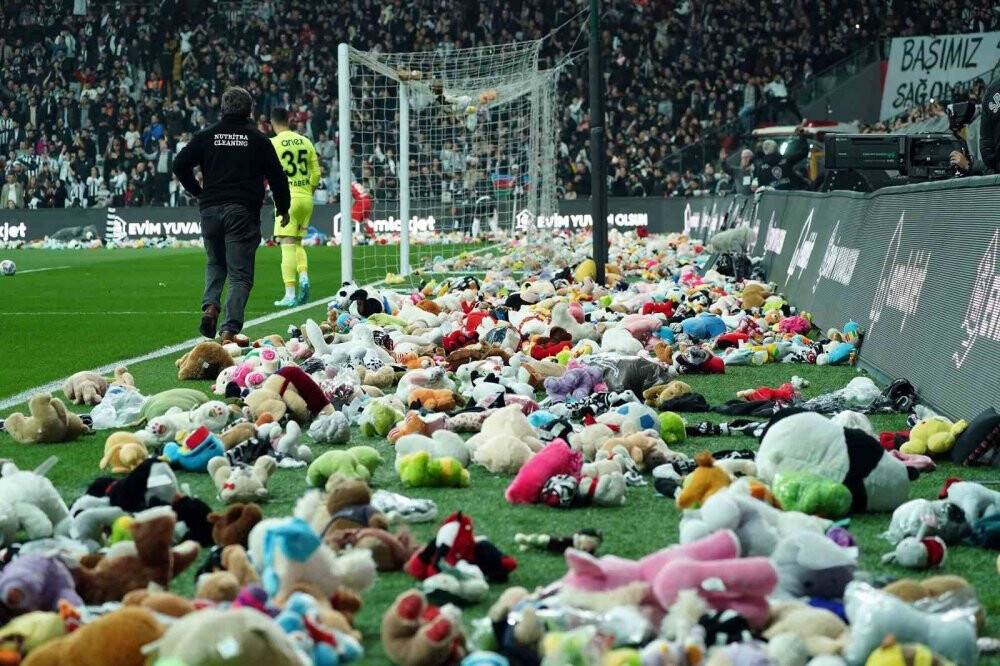 Beşiktaş tribünlerinde bir grubun istifa seslerine diğer taraftarlardan tepki