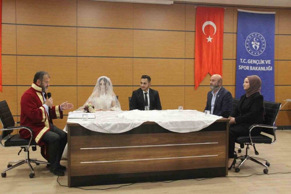 Deprem öncesi nikah tarihi alan çiftin nikahı Konya'da kaldıkları yurtta kıyıldı