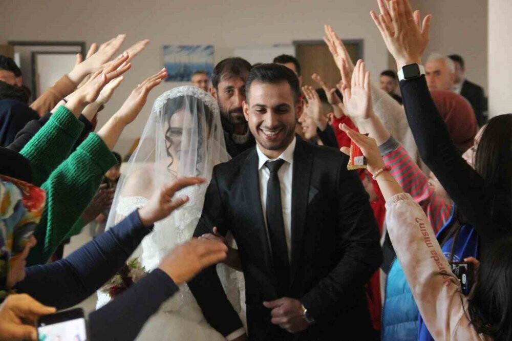 Deprem öncesi nikah tarihi alan çiftin nikahı Konya'da kaldıkları yurtta kıyıldı