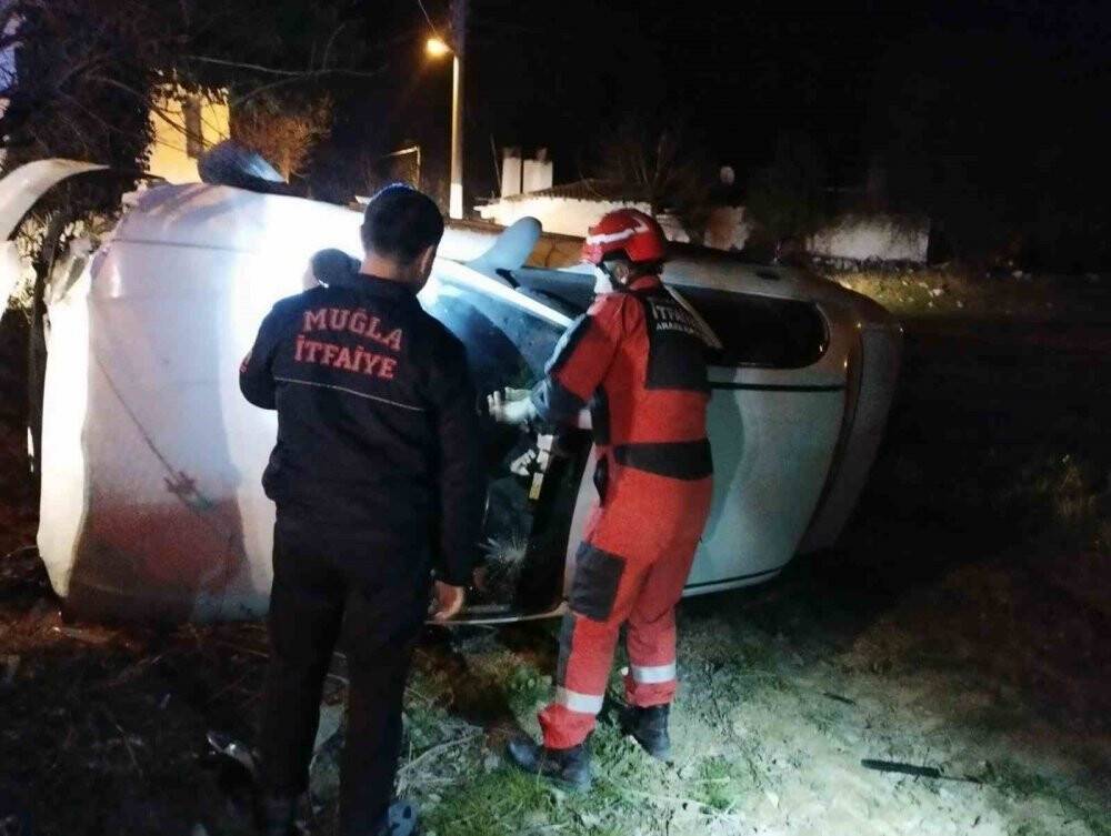 Kazada yan yatan aracın içine sıkıştı