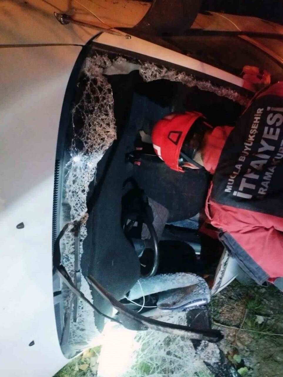 Kazada yan yatan aracın içine sıkıştı