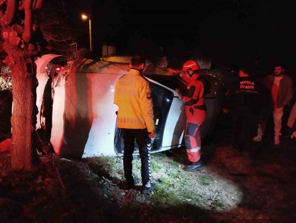 Kazada yan yatan aracın içine sıkıştı