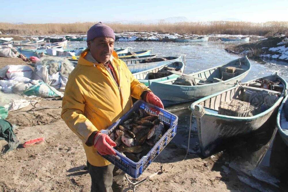 Konya’da balıkçılar ağlarını depremzede aileler için attı