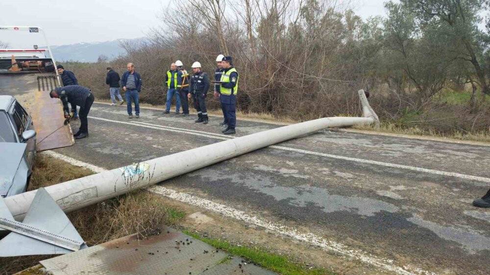 Otomobil  beton direğe çarptı
