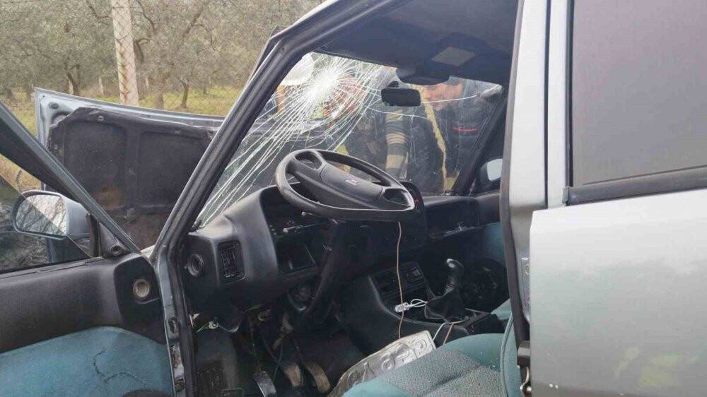 Otomobil  beton direğe çarptı