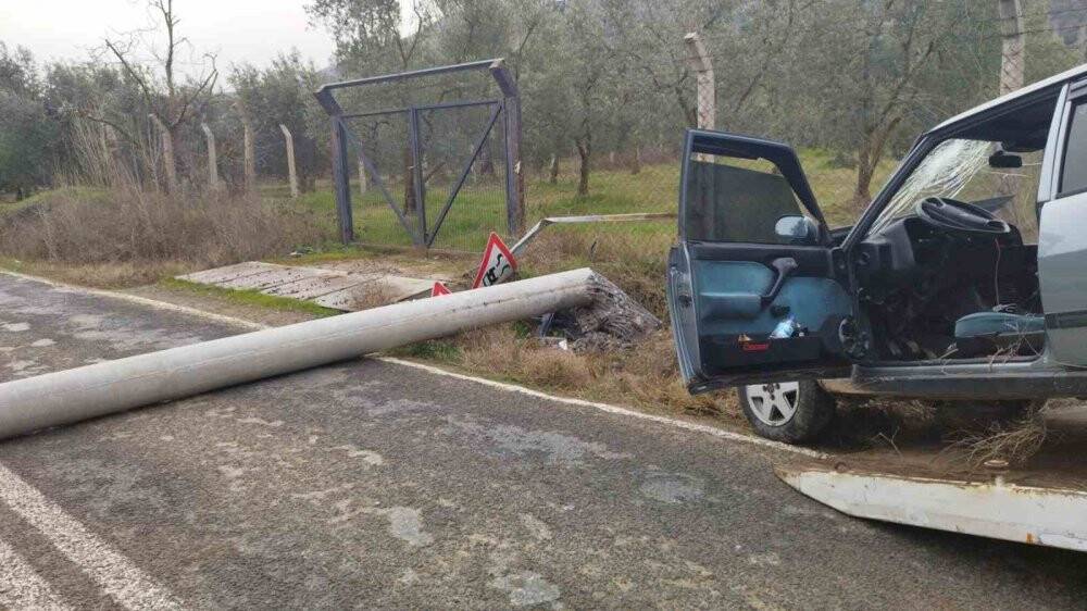 Otomobil  beton direğe çarptı