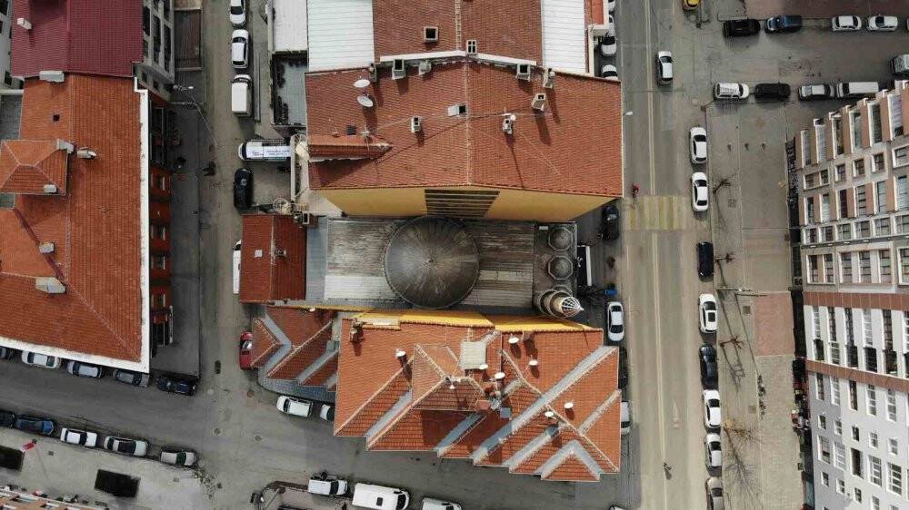 2 apartmanın arasında sıkışıp kalan cami bulunamıyor