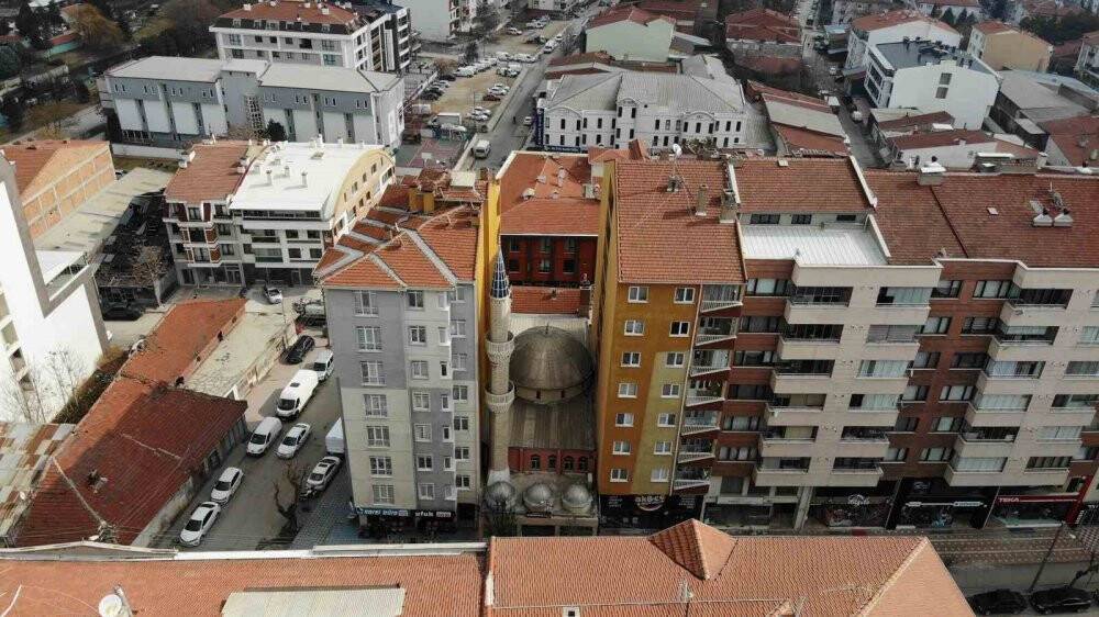 2 apartmanın arasında sıkışıp kalan cami bulunamıyor