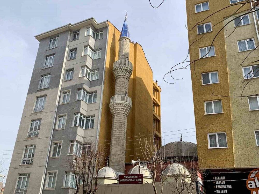 2 apartmanın arasında sıkışıp kalan cami bulunamıyor