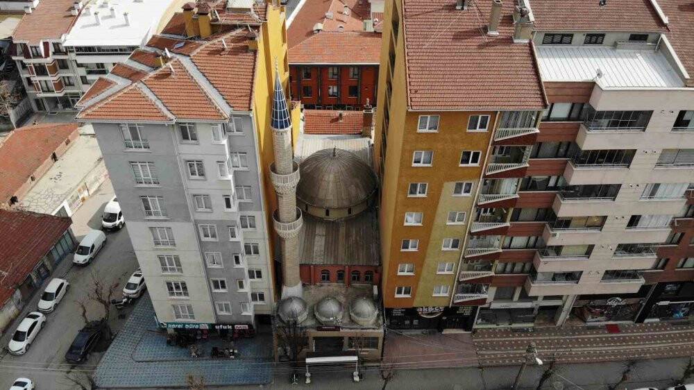 2 apartmanın arasında sıkışıp kalan cami bulunamıyor
