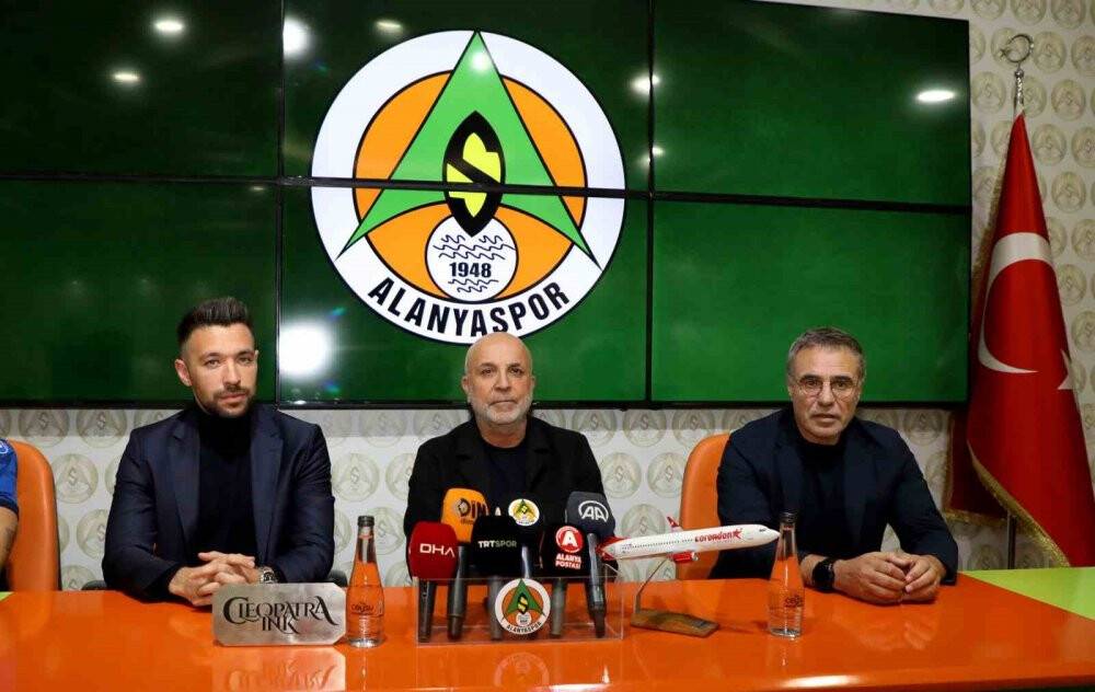 Alanyaspor, Ersun Yanal'la Farioli'nin yanında imzaladı