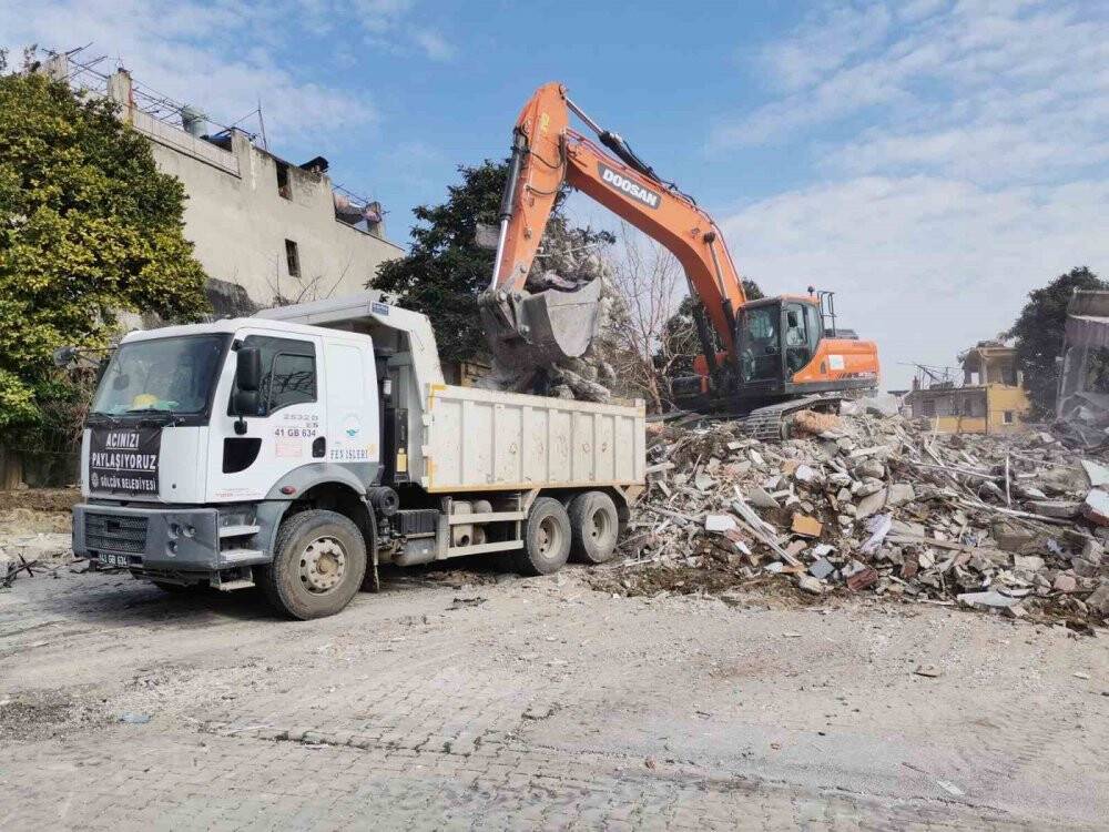 Deprem bölgesinde hastalık yayılımının önüne geçmek için çalışıyorlar