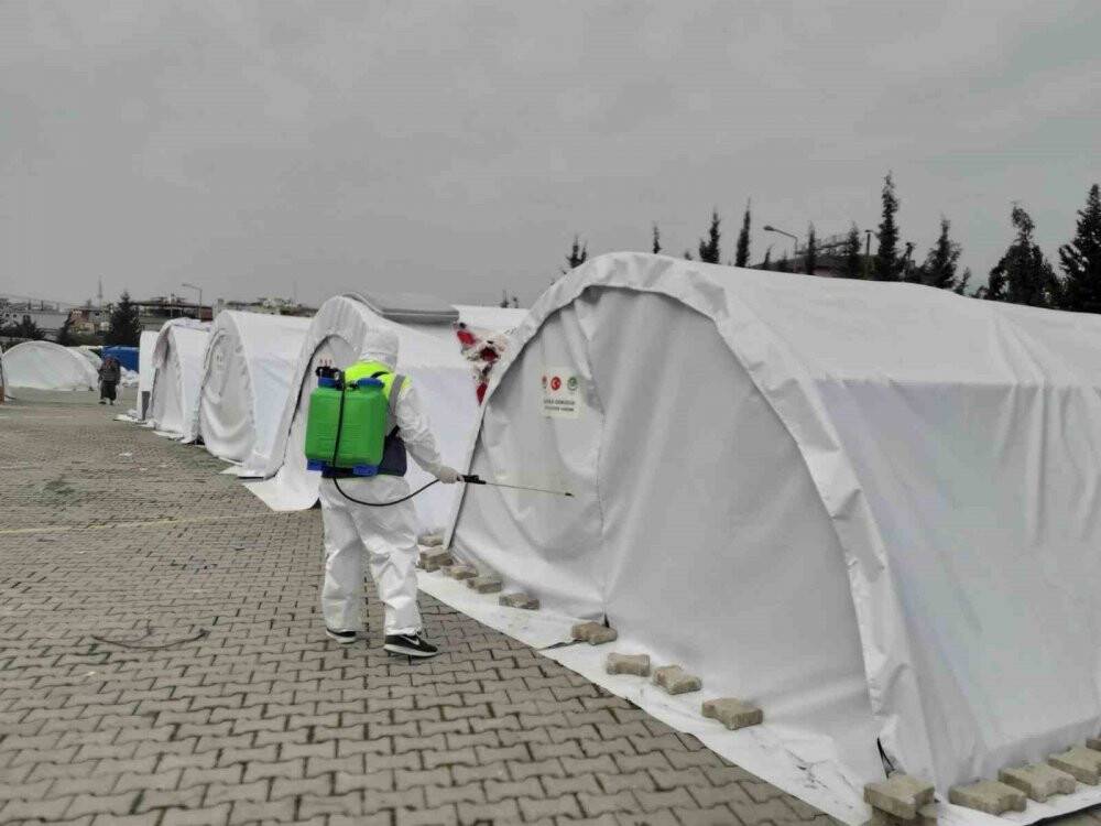Deprem bölgesinde hastalık yayılımının önüne geçmek için çalışıyorlar