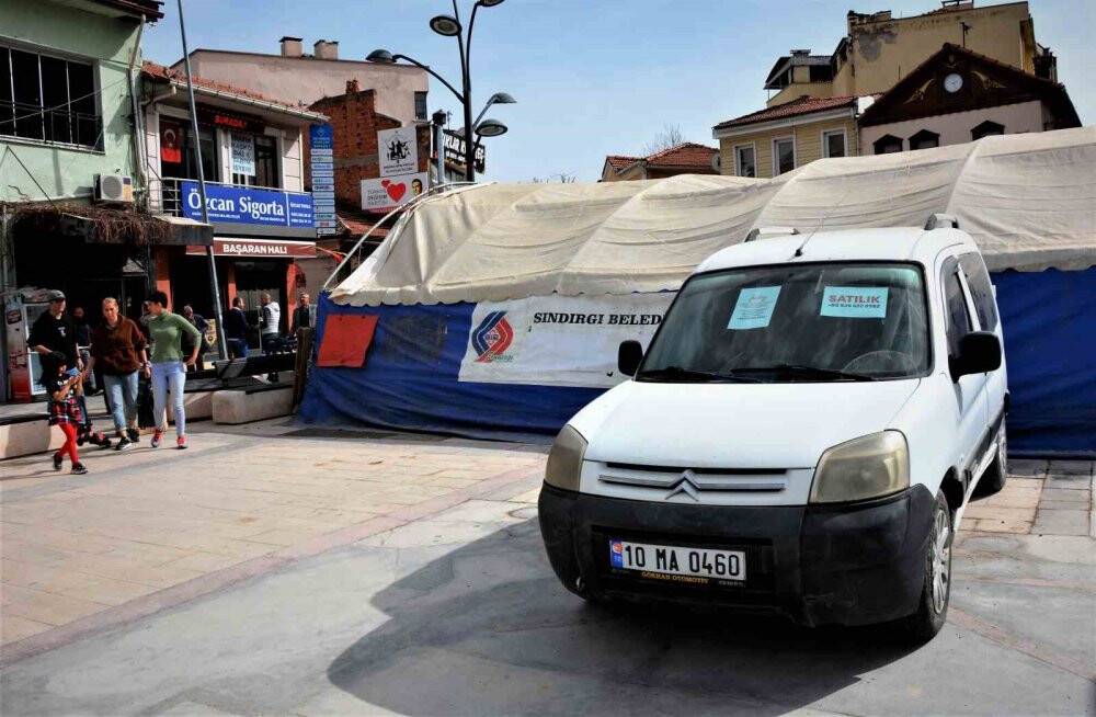 İranlı aile depremzedeler için arabasını satışa çıkardı