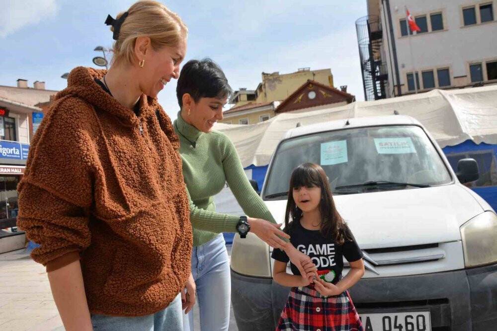 İranlı aile depremzedeler için arabasını satışa çıkardı