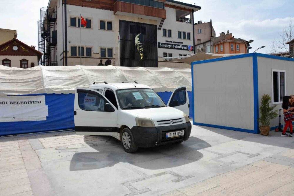 İranlı aile depremzedeler için arabasını satışa çıkardı