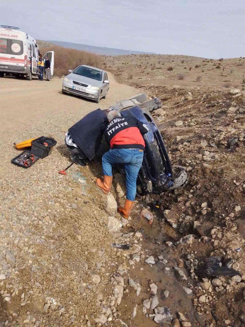 Yayla yolunda kontrolden çıkan otomobil şarampole yuvarlandı