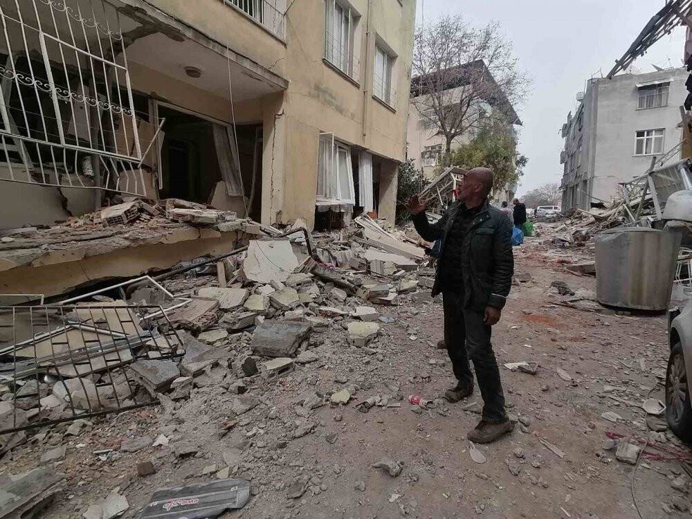 Yerle bir olan mahallede bir tek muhtar kaldı