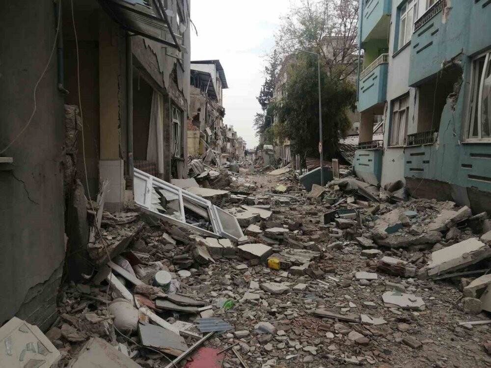 Yerle bir olan mahallede bir tek muhtar kaldı