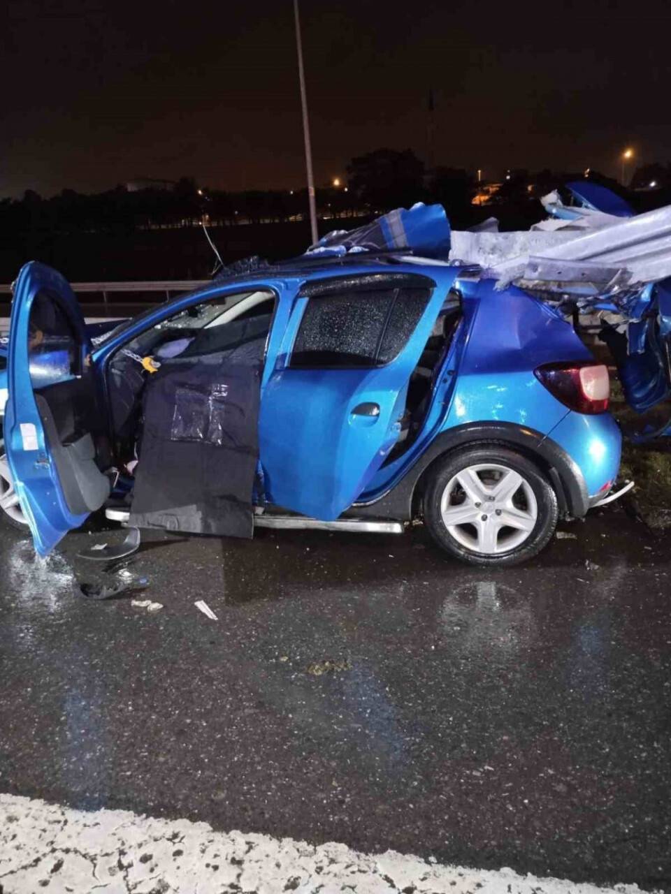 Bariyer otomobile ok gibi saplandı