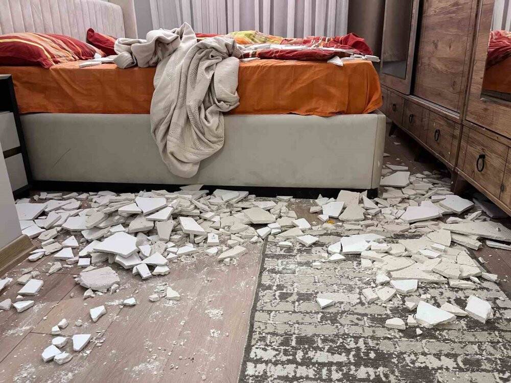 Deprem sandılar: Tavan alçısı üstlerine düştü