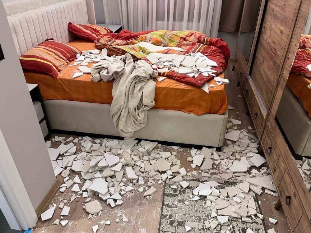 Deprem sandılar: Tavan alçısı üstlerine düştü