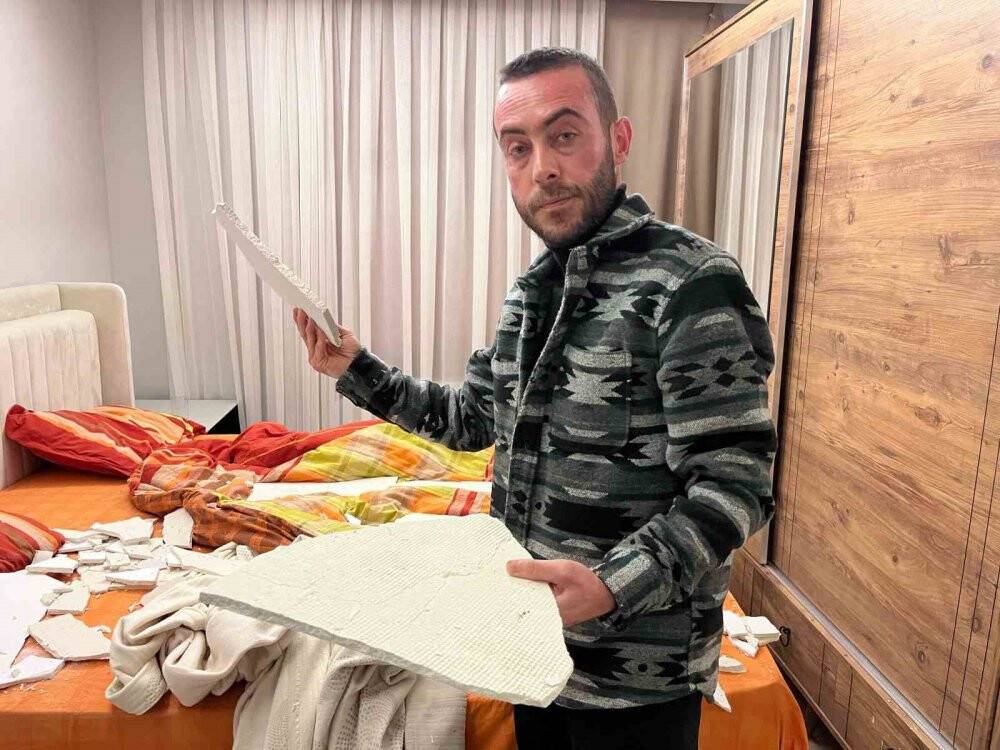 Deprem sandılar: Tavan alçısı üstlerine düştü