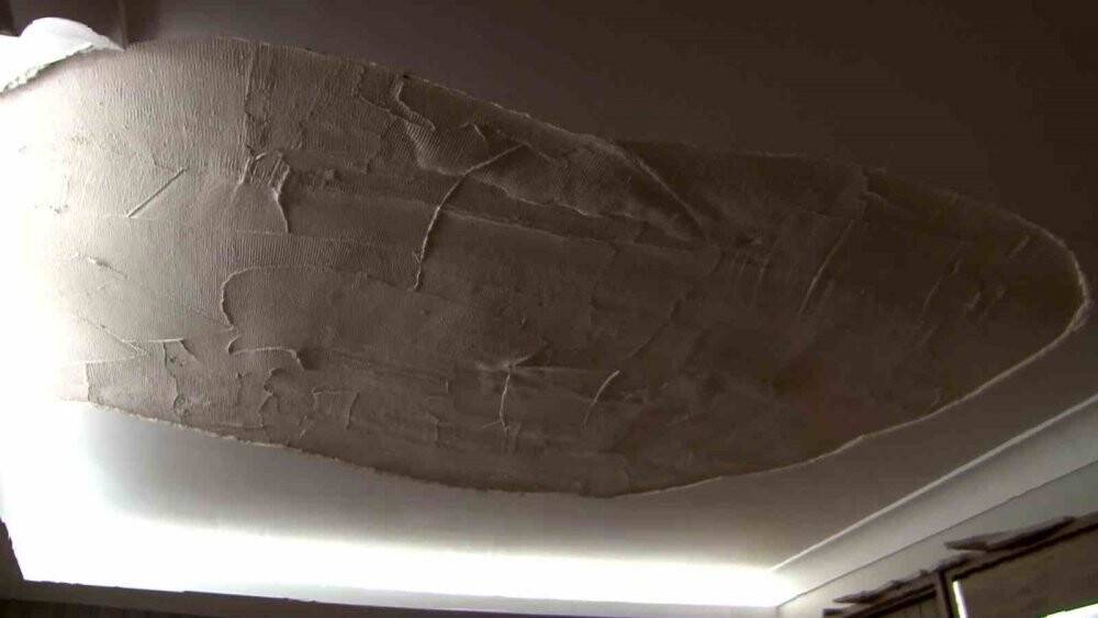 Deprem sandılar: Tavan alçısı üstlerine düştü