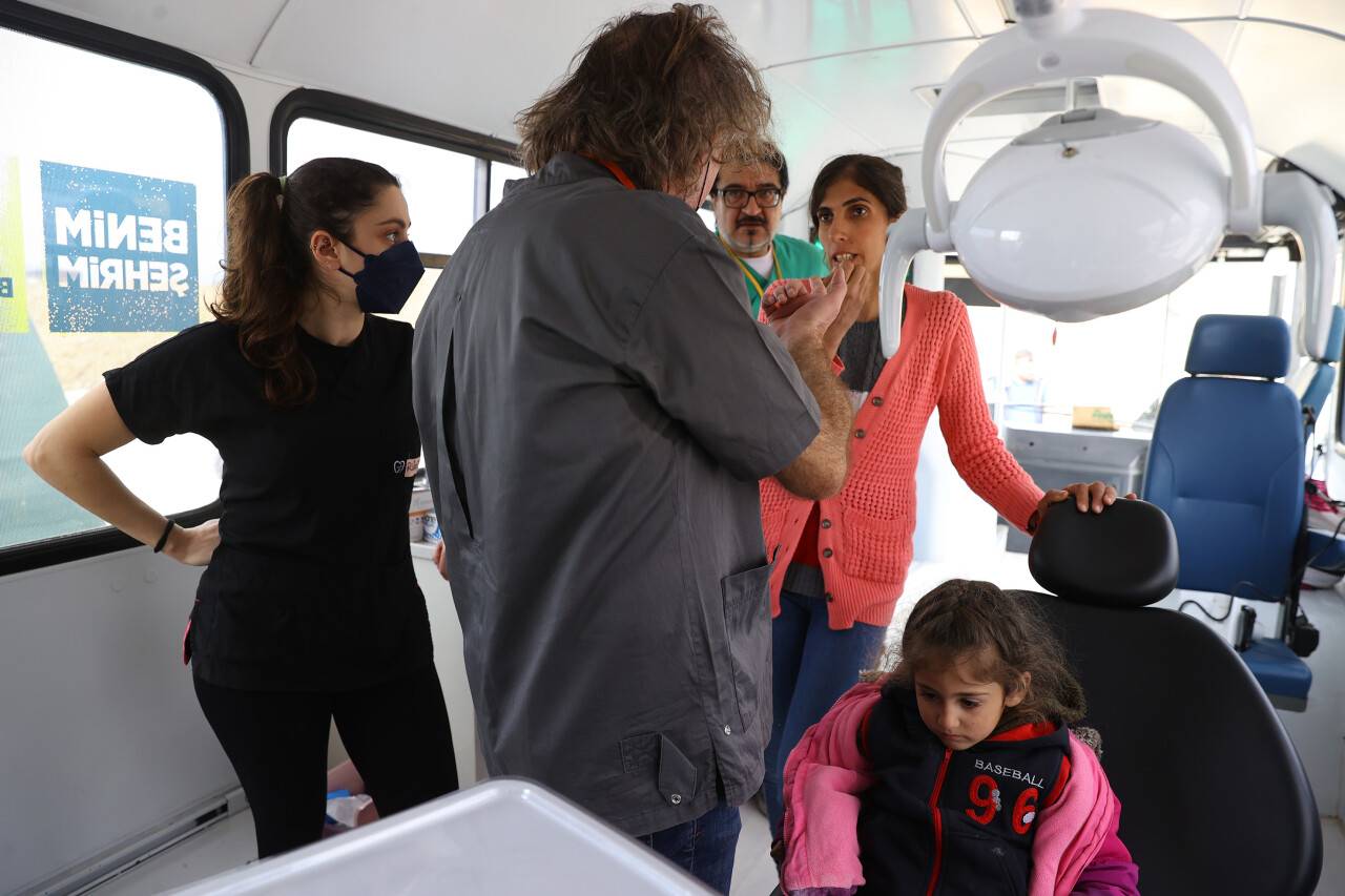 aa-20230227-30426662-30426654-hatayda-depremzedelerin-dis-tedavileri-mobil-hizmet-otobusunde-yapiliyor.jpg