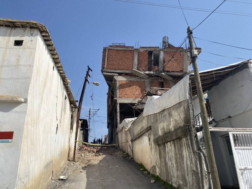 Depremin yıktığı binada bir kat kayıp