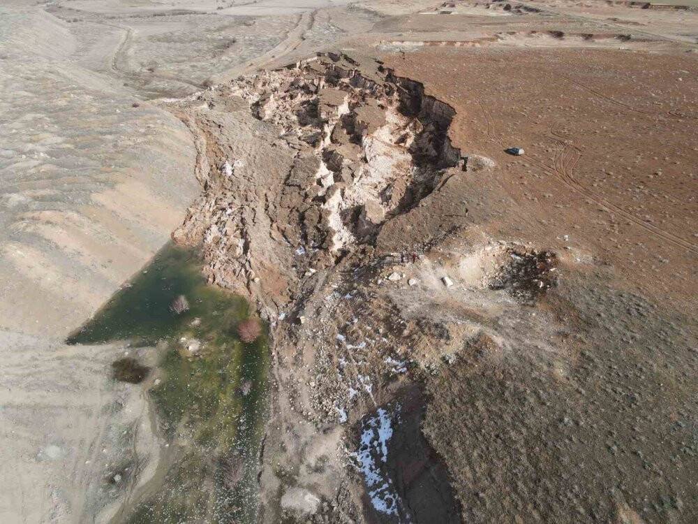 Fay hattının başlangıcındaki arazide oluşan devasa yarıklar dronla görüntülendi