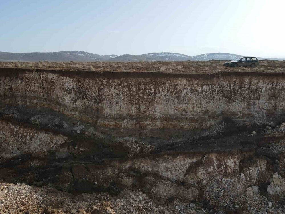 Fay hattının başlangıcındaki arazide oluşan devasa yarıklar dronla görüntülendi